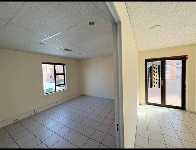 101M² OFFICE TO LET IN FOURWAYS